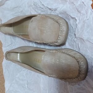 ANNE KLEIN iFlex SHOES SIZE 8 MEDIUM IN A BEAUTIFUL COLOR TAN, GOLD STREAKS